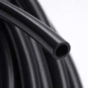 Tuyau en caoutchouc noir, flexible pour applications de nettoyage professionnel.