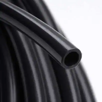 Tuyau en caoutchouc noir, flexible pour applications de nettoyage professionnel.