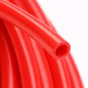 Tubes rouges pour nettoyage professionnel, matériel de pro pour entretien et désinfection.