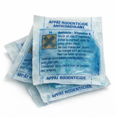 Sachet de rodenticide avec vitamine K, anti-coagulant, pour contrôle des rongeurs.